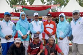 Kemenag Sultra beri bantuan becak ke warga kurang mampu di Kendari