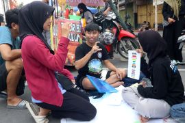 Sosialisasi penggunaan bahasa isyarat Indonesia