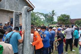 Damkar Kalianda berjibaku evaluasi mayat dalam sumur