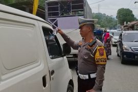 Polres Tapsel bagikan air mineral dan permen kepada pengendara di Aek Sijorni