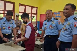 TNI AU distribusikan 3.459 paket makan gratis ke 27 sekolah di Malang