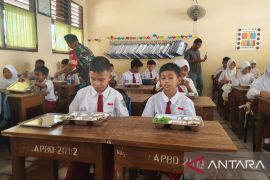 565 siswa SDN 010 Bengkong Batam menikmati MBG