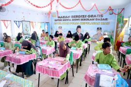 Siswa SDIT Alkautsar Batam dapat Makan Gratis dari Polda Kepri