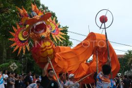 Damkar latihan atraksi liong naga di Pontianak