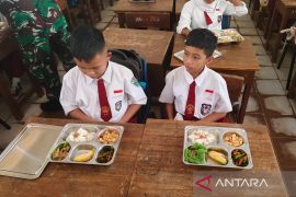 565 siswa SDN 010 Bengkong Kota Batam ikut uji coba MBG