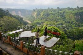 Capaian kunjungan wisata di Bukittinggi Page 1 Small