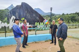 PLN UID Kalbar Peduli ikut lengkapi sarana obyek wisata Batu Belimbing