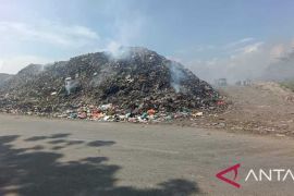 DLH Jayapura kerahkan ekskavator bersihkan tumpukan sampah TPS Doyo