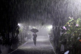 BMKG prakirakan hujan masih mengguyur banyak kota besar di Indonesia