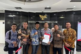 Tim Hukum Khofifah-Emil minta Tim Risma-Gus Hans tunjukkan bukti manipulasi suara