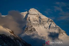 Gunung Qomolangma laporkan tak ada bencana geologis pascagempa