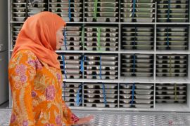 Gubernur Jatim terpilih meninjau makan siang gratis di Sidoarjo