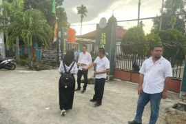 Polres Pasangkayu Sulbar gelar kampanye antinarkoba melalui pemasangan stiker