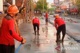 Dinas PUPR Badung rawat trotoar di Pantai Kuta