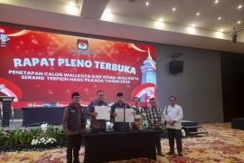 Budi-Agis ditetapkan sebagai Wali Kota dan Wakil Wali Kota Serang