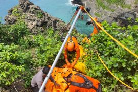 Basarnas evakuasi jenazah wanita diduga WNA di tebing Uluwatu