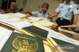 Kemen Imipas cek kebenaran video WNA selipkan Rp500 ribu di paspor