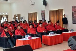 PDIP Kabupaten Kediri bagikan 500 paket makanan saat HUT