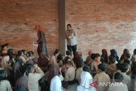 Polresta Cirebon berikan "trauma healing" untuk siswa terdampak banjir