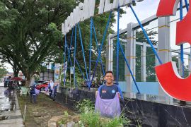 Siswa SMAN 1 Rantau "Operasi Semut" bersihkan kota