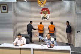 KPK menahan tiga tersangka kasus pengadaan server fiktif PT SSC