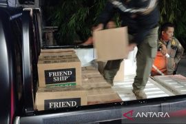 Satpol PP Bogor razia ribuan botol miras dari warung kelontong di Cilebut