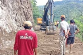 PUPR Sulbar siagakan alat berat di titik rawan bencana