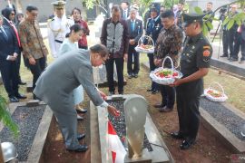PM Ishiba dan ibu negara tabur bunga di makam prajurit Jepang yang ikut berjuang Kemerdekaan RI