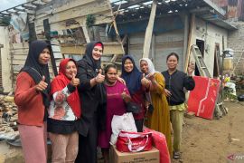 Pemkab Bangka Selatan berikan bantuan kepada korban angin kencang