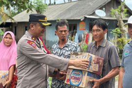 Puluhan keluarga terdampak banjir  di Pesisir Barat Lampung