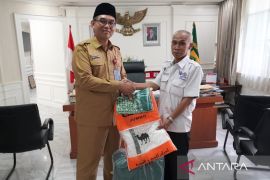 Sekda Bogor beri hadiah umrah pada guru SLB inspiratif