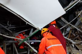 Lima rumah warga di Batam Riau terdampak tanah longsor akibat cuaca ekstrem