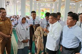 Legislator Khairuddin Simanjutak bagikan 4.600 stel seragam gratis di Pasaman