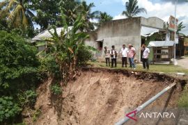 BPBD OKU Timur pasang rambu  di lokasi longsor
