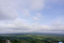 Gunung Semeru beberapa kali erupsi dengan tinggi letusan hingga 700 meter