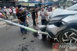 Mobil tabrak tiang lampu di Kayu Tangi