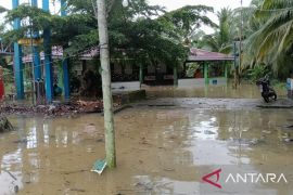 Tiga rumah hancur di sapu gelombang pasang air laut di pesisir Tanjabtim
