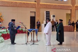 Ali Baham lantik Matret Kokop jadi Bupati Teluk Bintuni