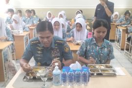 KSAL menyantap makanan bergizi gratis dengan siswa SMA Hang Tuah