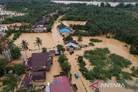 Petugas terbangkan drone pastikan sebaran banjir di Riau