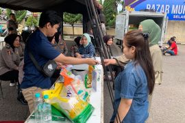 Polres Garut gelar bazar sembako murah bantu ringankan beban masyarakat