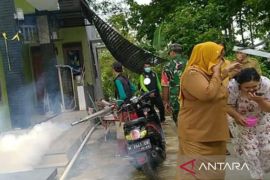 Petugas gabungan di Pamekasan lakukan pengasapan untuk cegah DBD