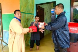 Pemkab Lingga beri bantuan makanan cepat saji ke korban banjir