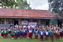 KSEI dan YFMG bagikan susu gratis dan biskuit di NTT