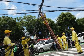 Pemkot Jakpus tertibkan kabel utilitas di Jalan Hos Cokroaminoto