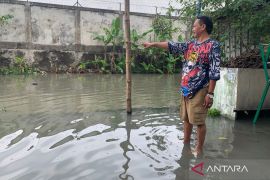 Desa Waru Sidoarjo tergenang banjir hingga setinggi 30 centimeter