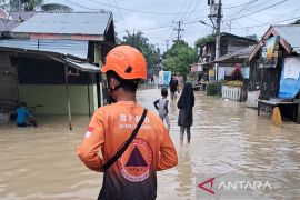 Tiga kecamatan di Aceh Tamiang banjir, seratusan warga mengungsi