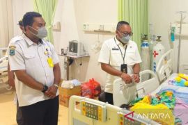 Dinas Sosial Manokwari beri bantuan balita di RSUP Papua Barat