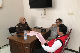 Kejaksaan serahkan kasus dugaan korupsi oknum Kades Tulungagung