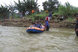 Baret Rescue Jember seberangkan pelajar ke sekolah dengan perahu karet